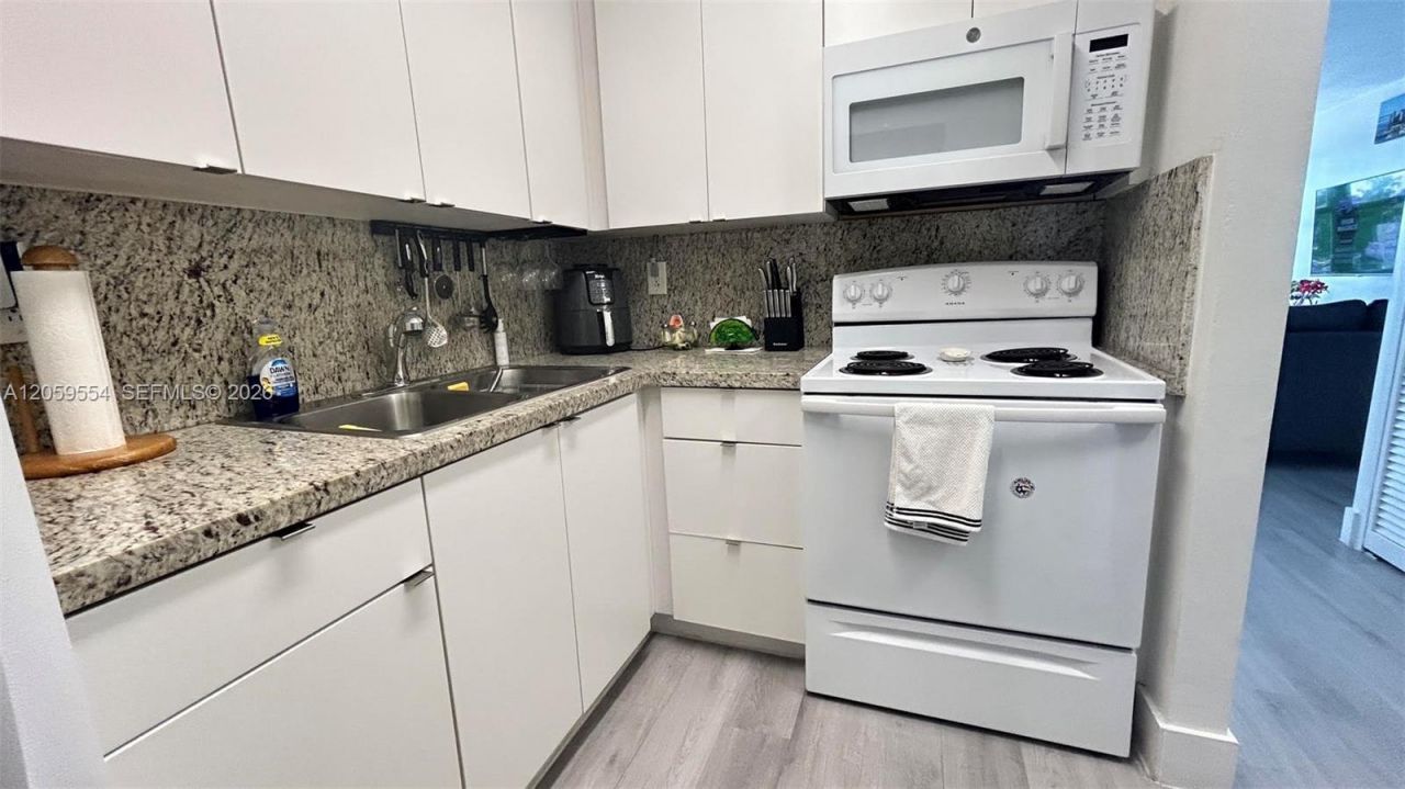 2899 Collins Ave, Unit 450, Miami Beach, FL 33140 Photo