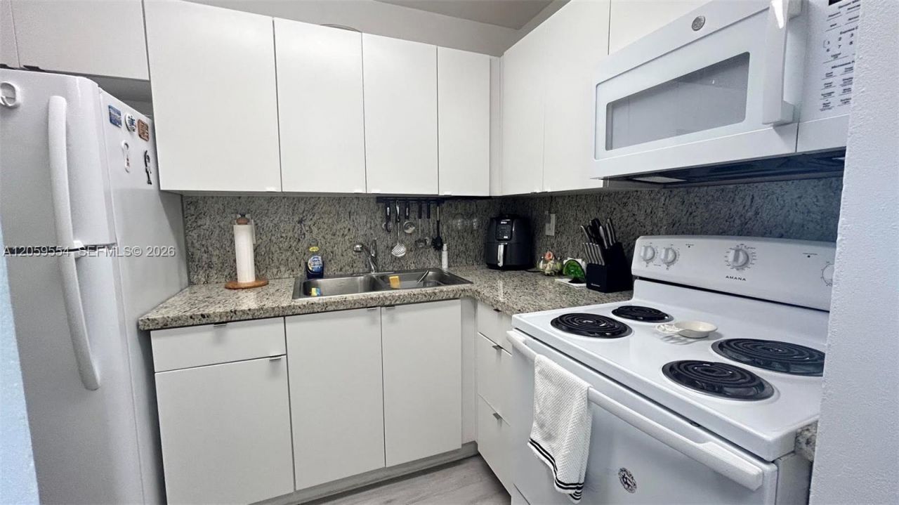 2899 Collins Ave, Unit 450, Miami Beach, FL 33140 Photo