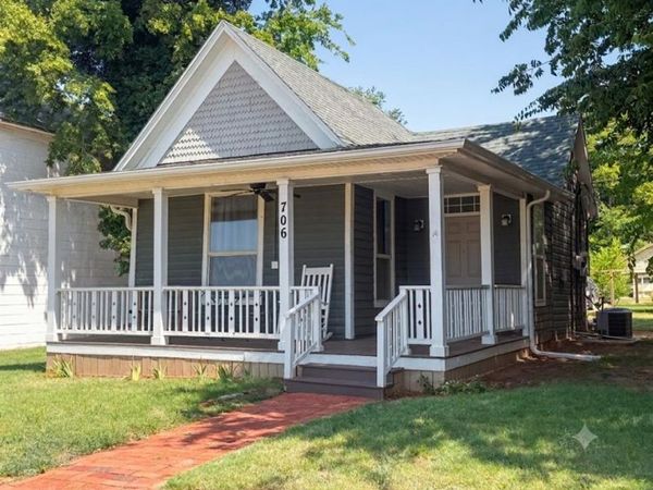 706 E Springer Avenue, Guthrie, OK 73044