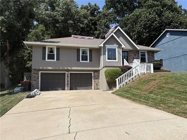 10240 NW 57th Terrace, Parkville, MO 64152