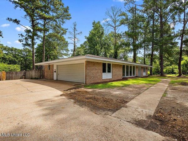 640 Briarwood Drive, Jackson, MS 39211
