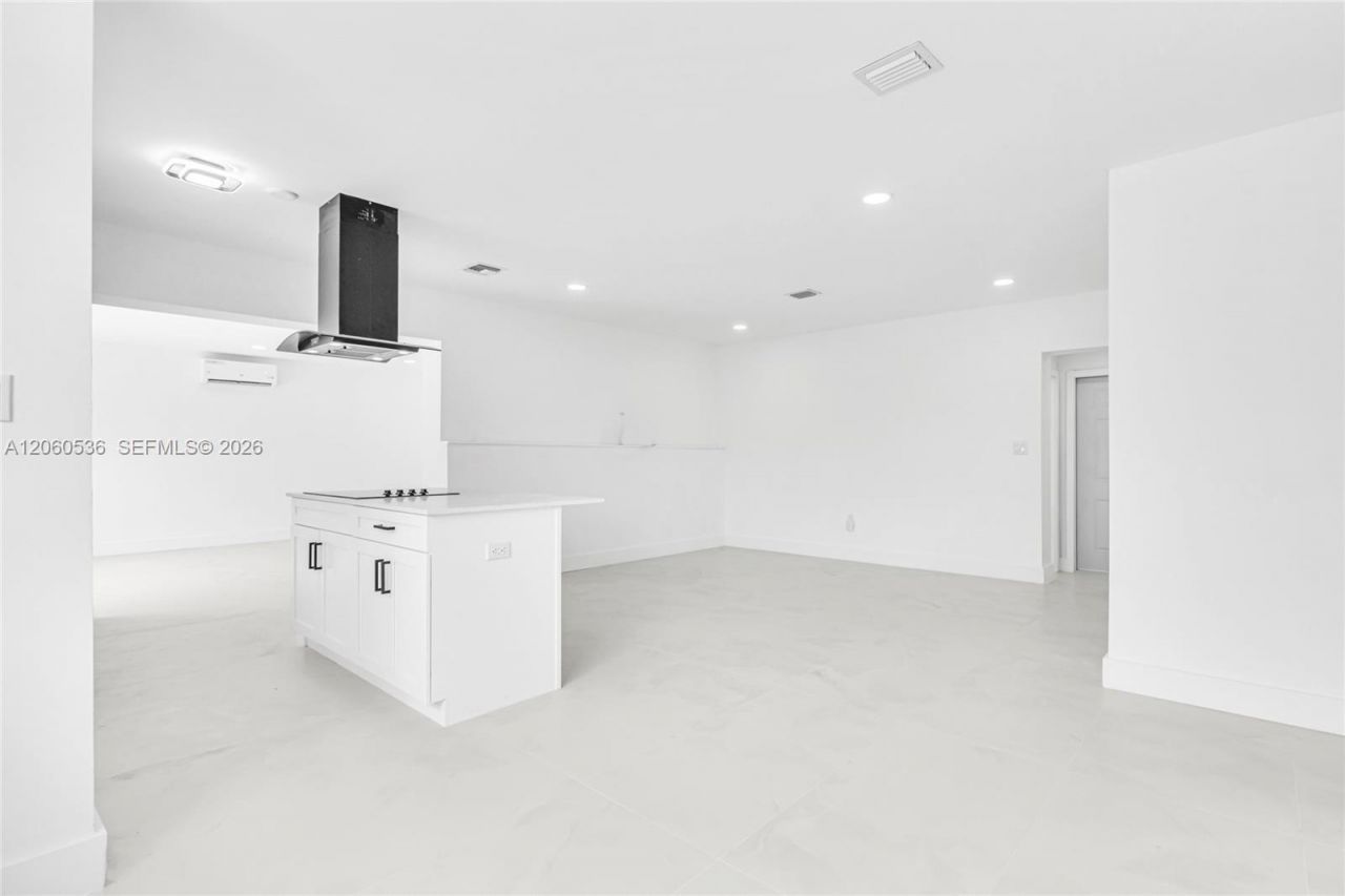 30 NE 193rd Ter, Miami, FL 33179 Photo