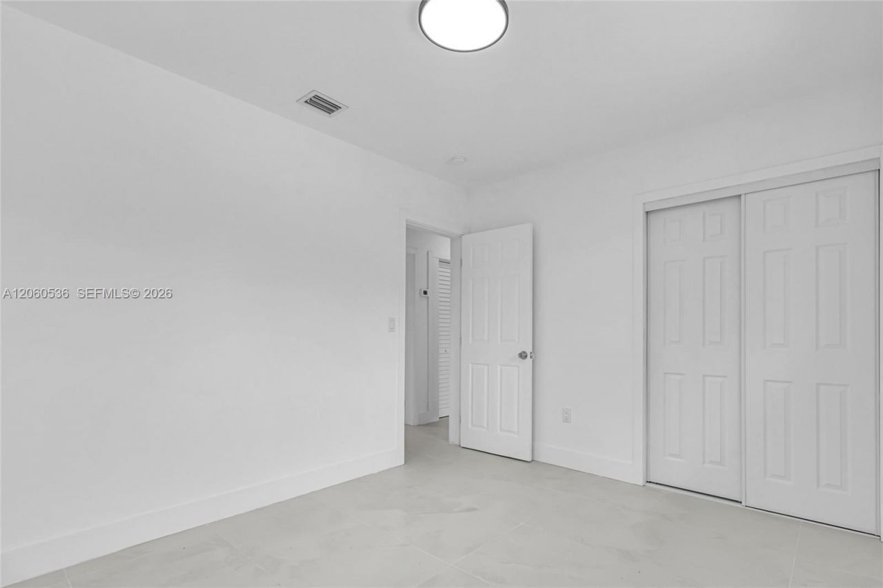 30 NE 193rd Ter, Miami, FL 33179 Photo