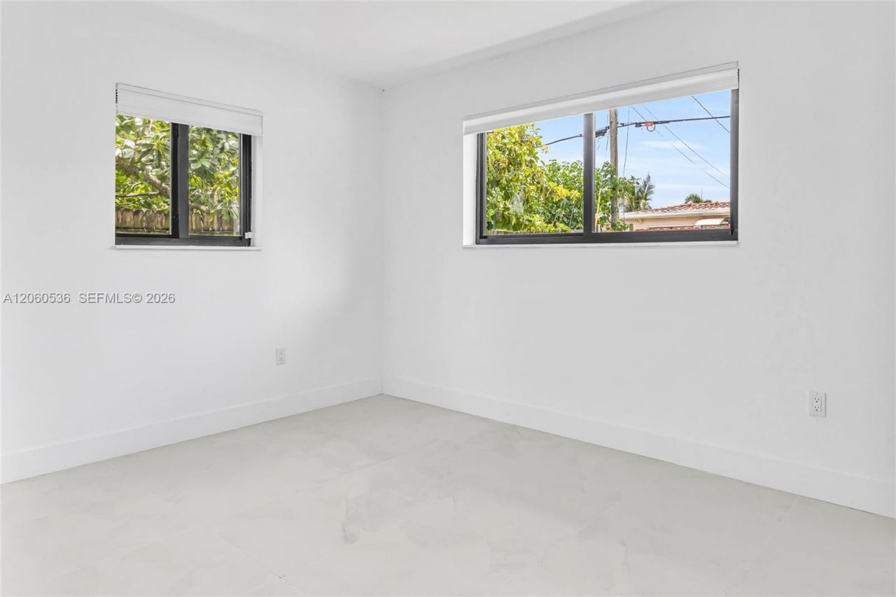 30 NE 193rd Ter, Miami, FL 33179 Photo