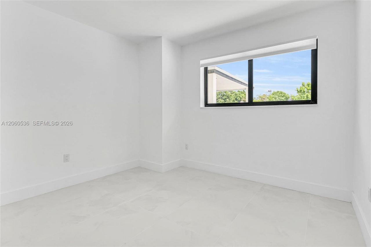 30 NE 193rd Ter, Miami, FL 33179 Photo