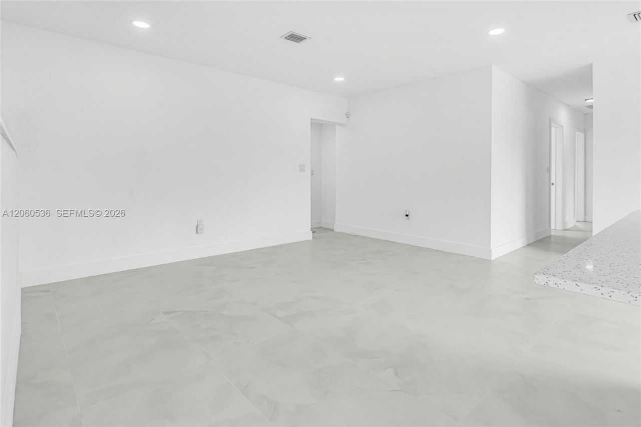 30 NE 193rd Ter, Miami, FL 33179 Photo