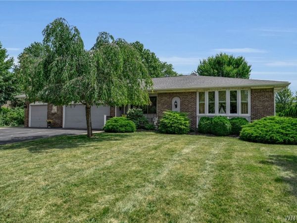 6151 Clarence Lane N, East Amherst, NY 14051