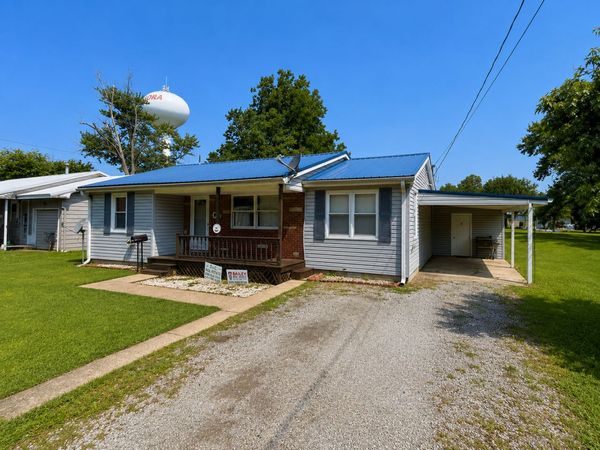 834 W 7th Street , Flora, IL 62839