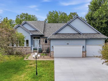 4852 Hillvale Avenue N, Oakdale, MN 55128