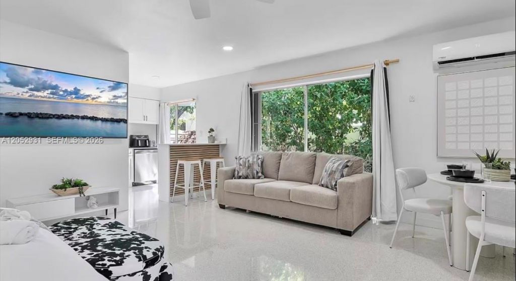 333 Palm St , Hollywood, FL 33019 Photo