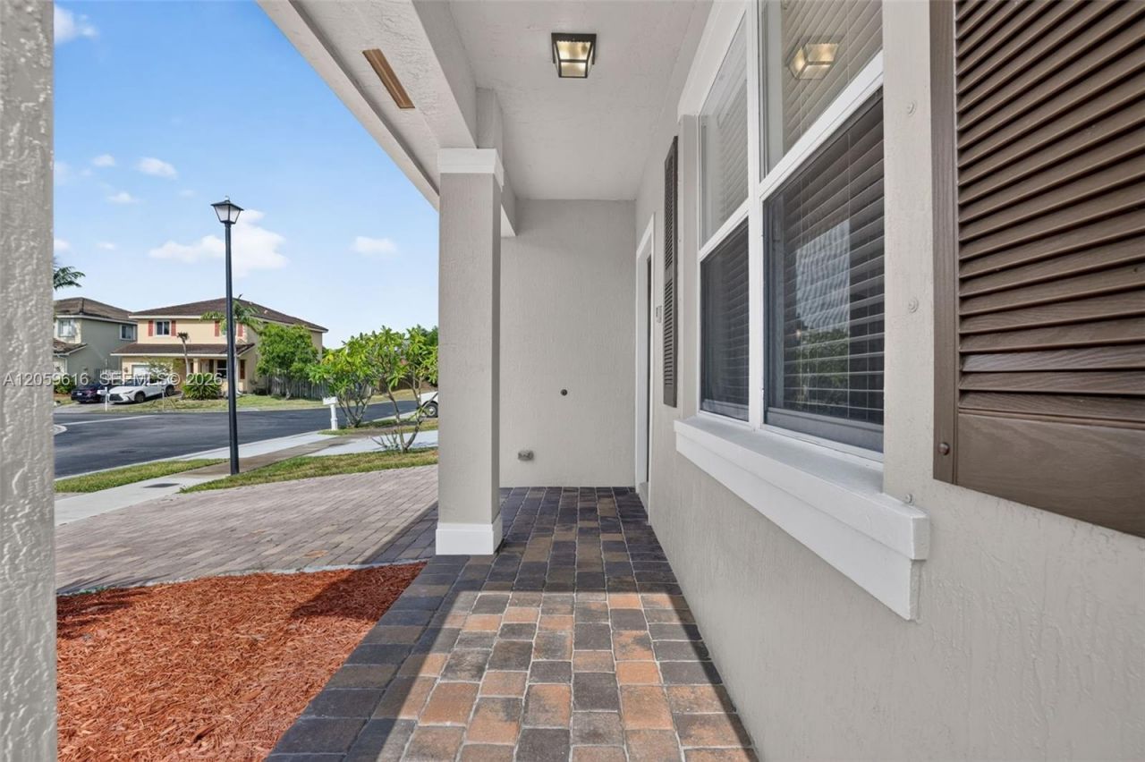 8961 SW 215th Ter, Cutler Bay, FL 33189 Photo