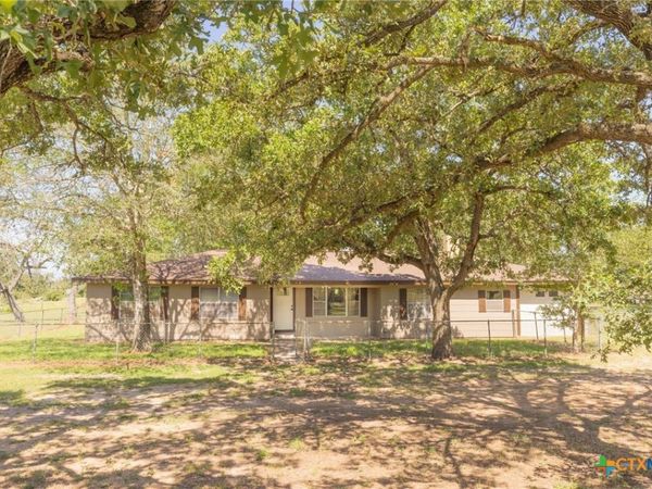 1130 County Road 1G , Hallettsville, TX 77964
