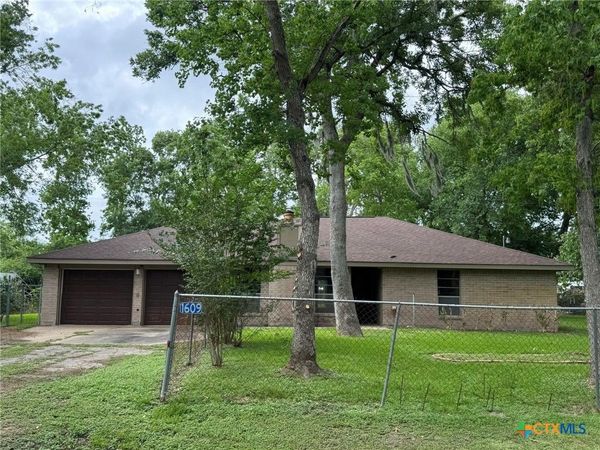 1609 Forrest Drive , Wharton, TX 77488