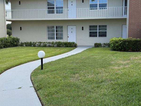 33 Pine Arbor Lane, Unit 102, Vero Beach, FL 32962