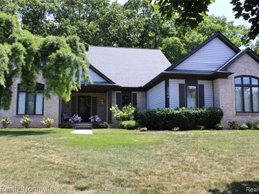 5364 Bridge Trail E, Commerce Twp, MI 48382