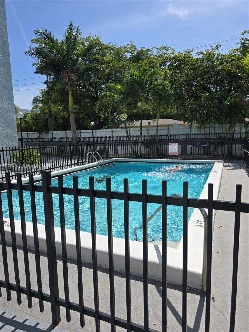 13500 NE 3rd Ct , Unit 416, North Miami, FL 33161 Photo