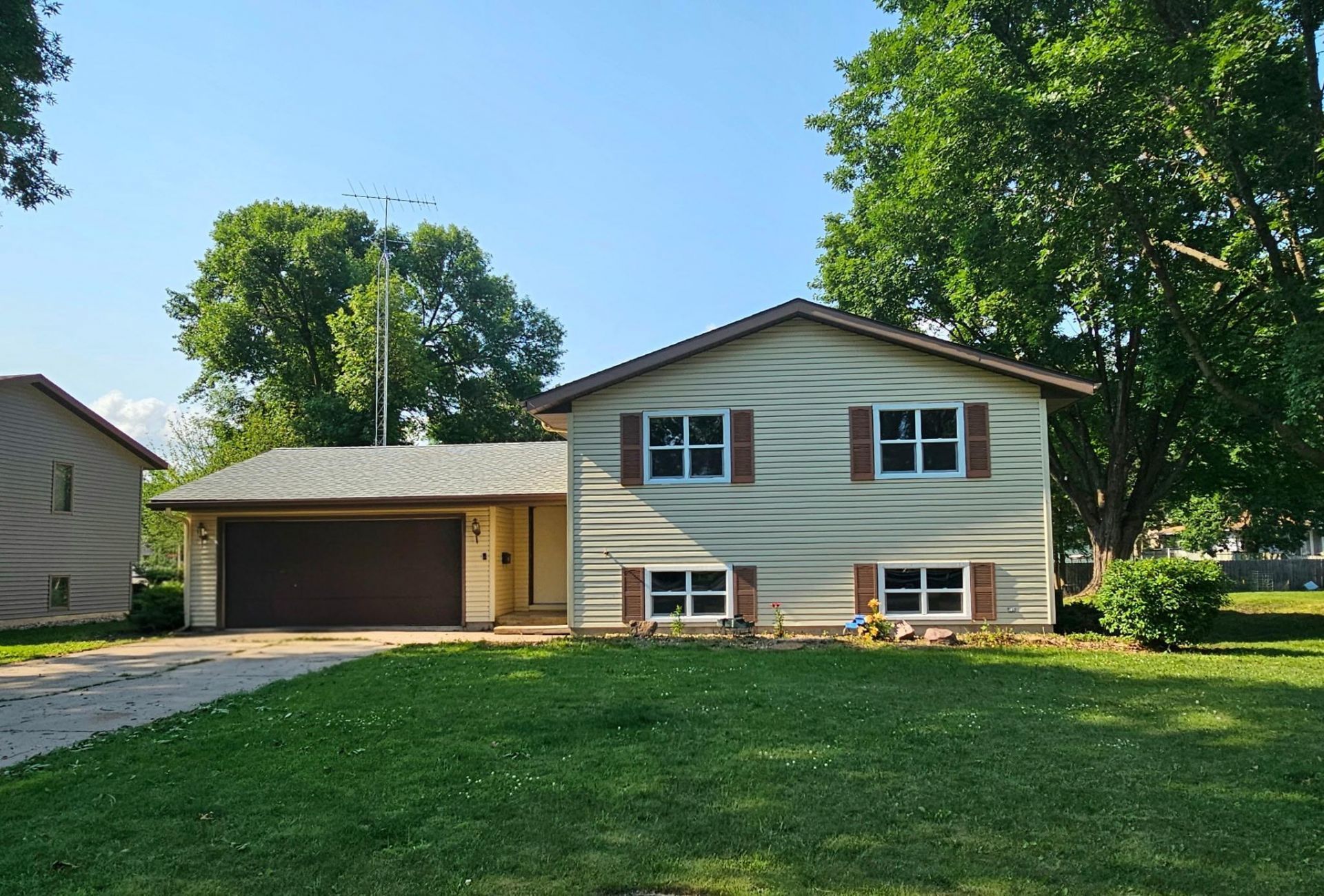745 Madson Avenue Sw, Hutchinson, MN 55350 Main Photo