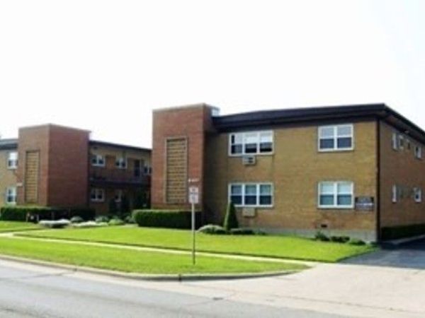 8407 W Dempster Street, Unit 2, Niles, IL 60714
