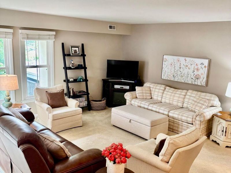1555 Lafayette Drive, Unit B, Columbus, OH 43220 Photo 3