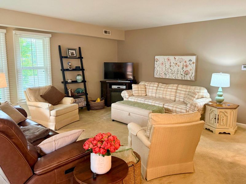 1555 Lafayette Drive, Unit B, Columbus, OH 43220 Photo 6