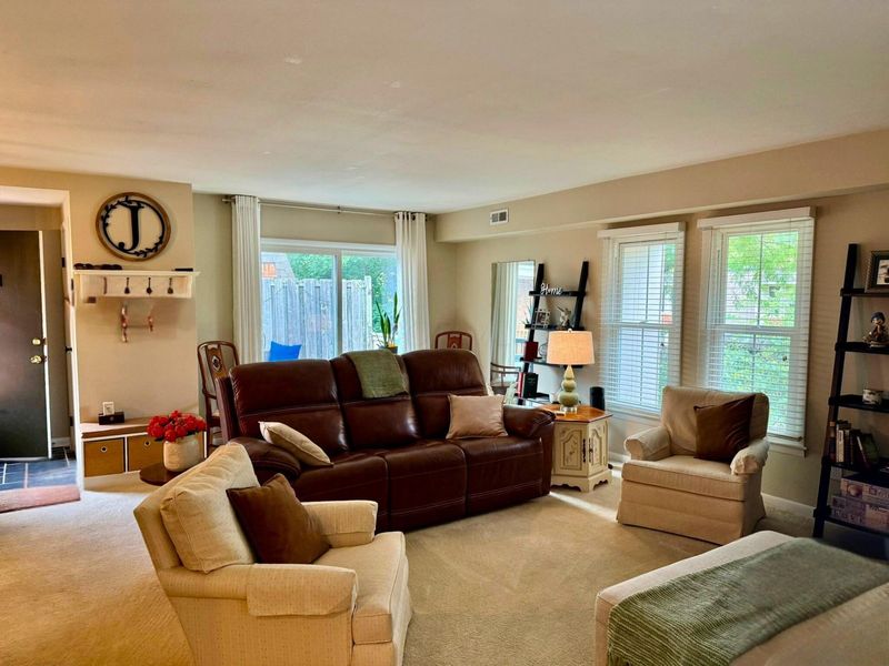 1555 Lafayette Drive, Unit B, Columbus, OH 43220 Photo 7