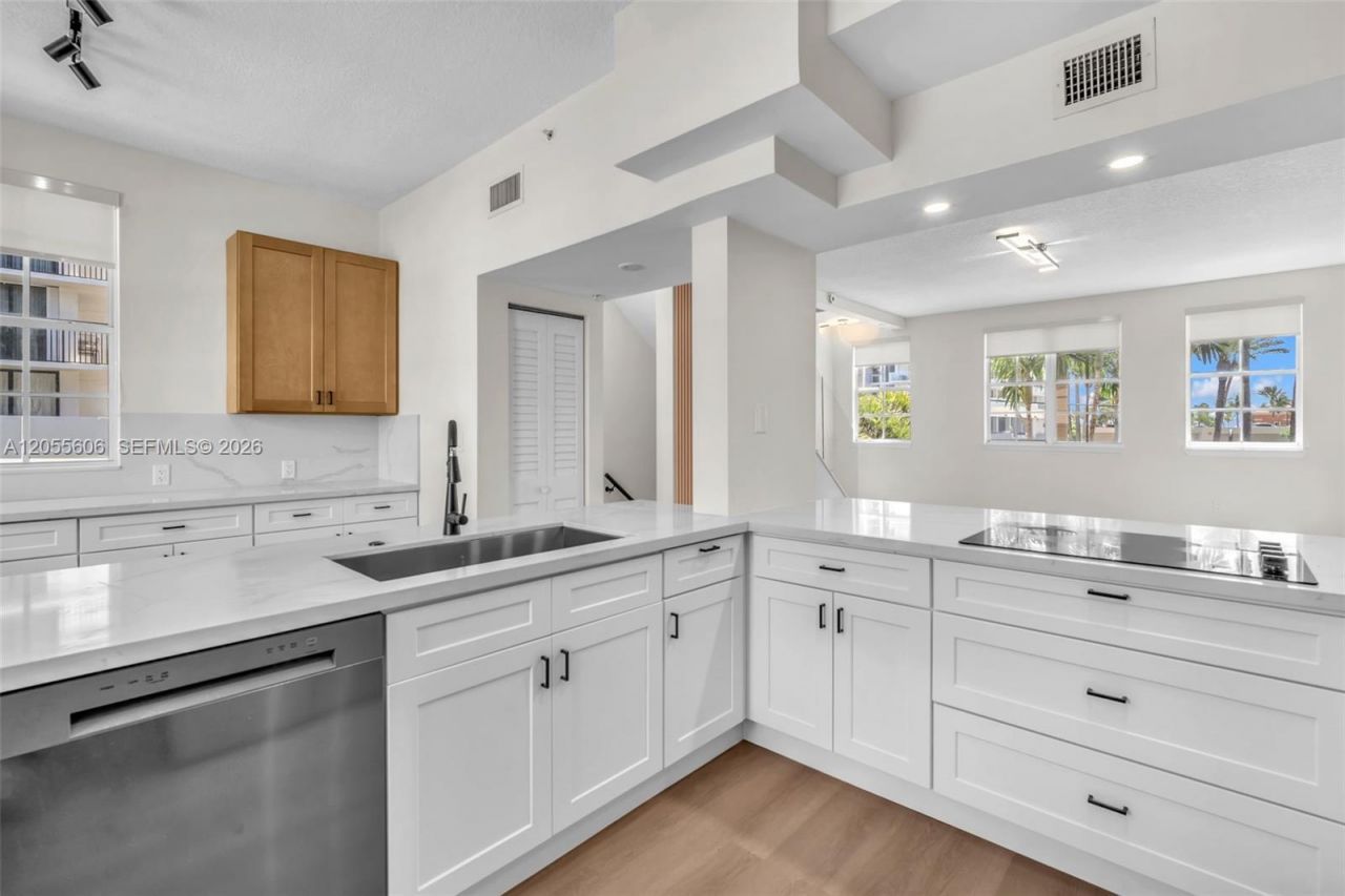 2065 S Ocean Dr, Unit TH1, Hallandale Beach, FL 33009 Photo