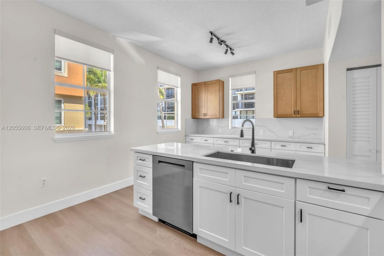2065 S Ocean Dr, Unit TH1, Hallandale Beach, FL 33009 Photo