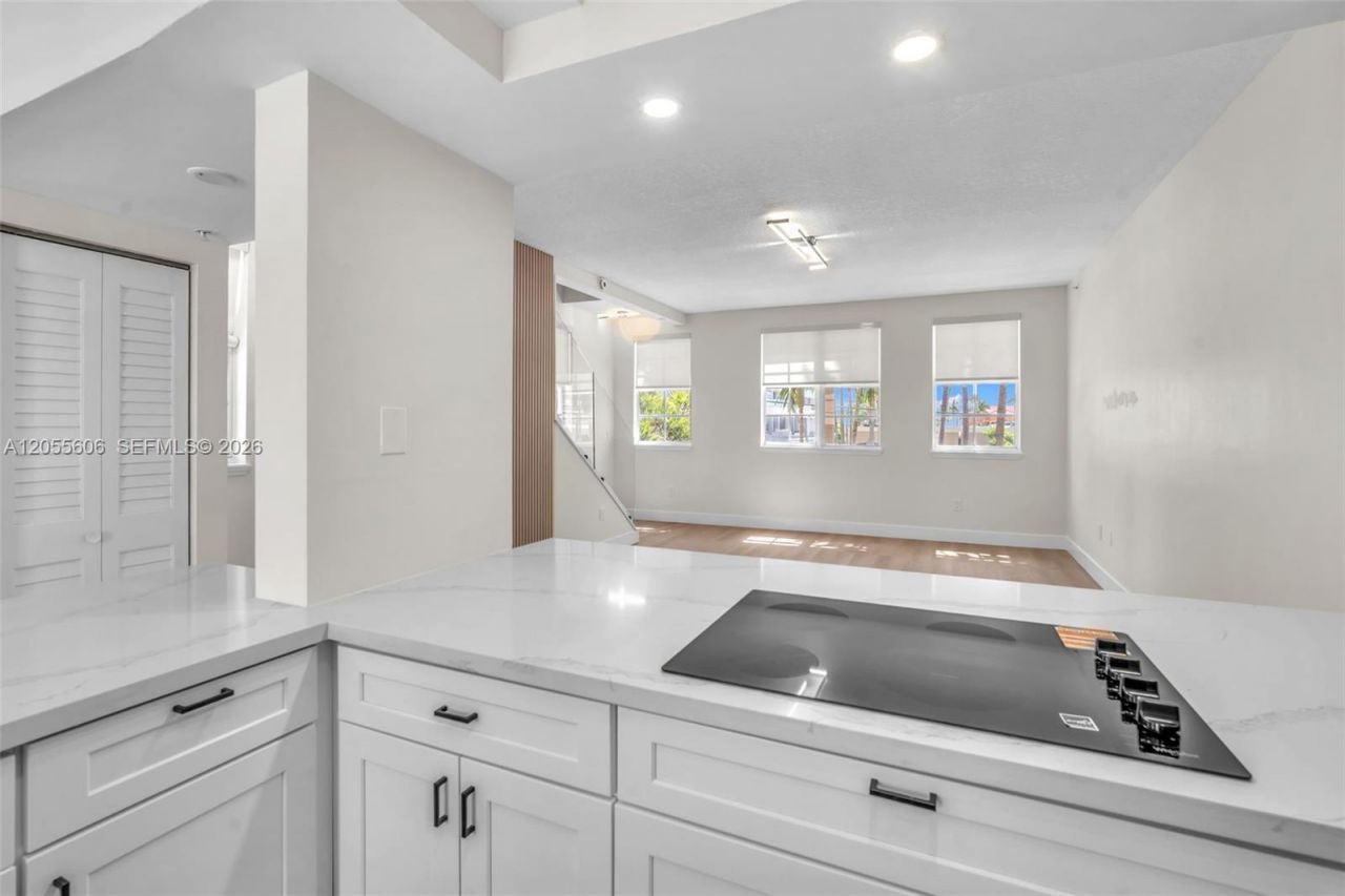 2065 S Ocean Dr, Unit TH1, Hallandale Beach, FL 33009 Photo