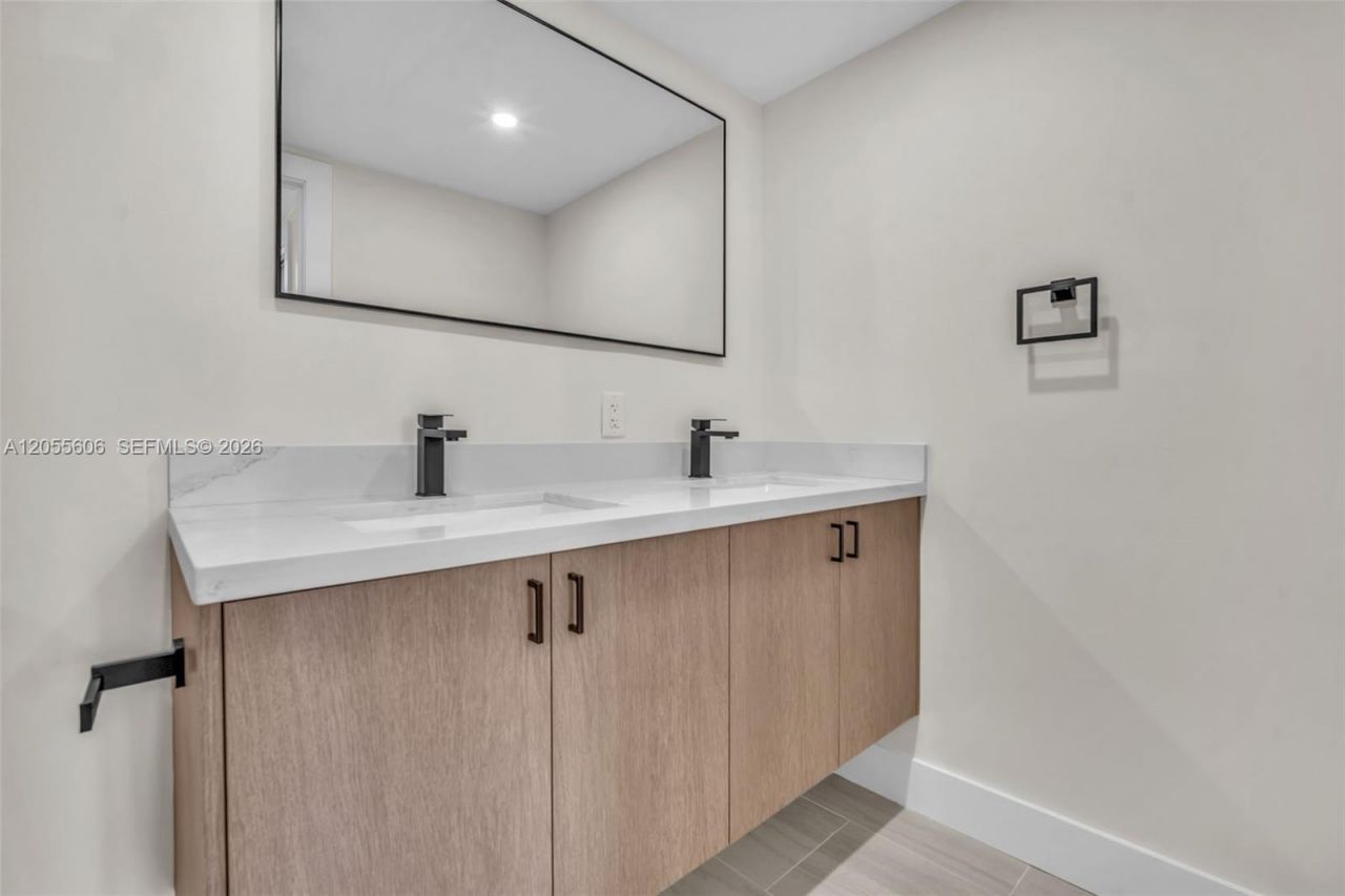 2065 S Ocean Dr, Unit TH1, Hallandale Beach, FL 33009 Photo