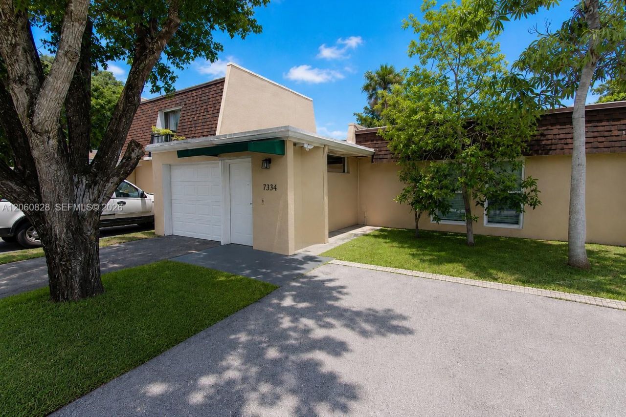 7334 Pepper Pike Dr , Hialeah, FL 33015 Photo