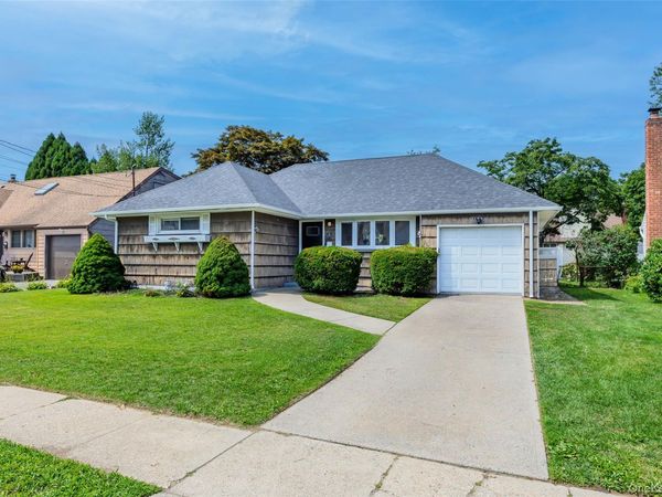 9 Leeds Lane, North Babylon, NY 11703