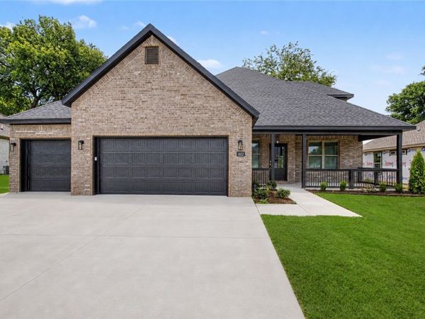 802 W Kelley Ann Street , Siloam Springs, AR 72761