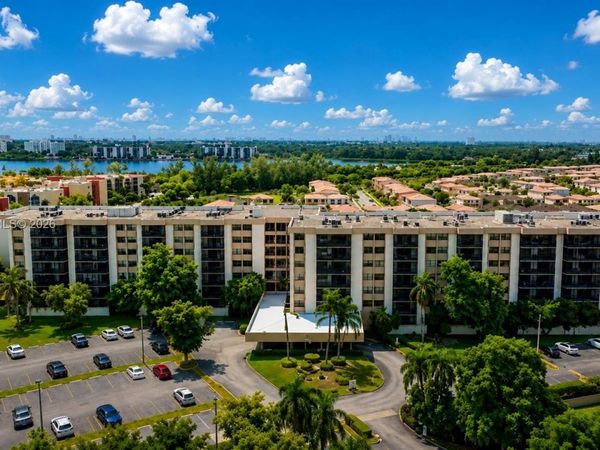 900 NE 195th St, Unit 109, Miami, FL 33179