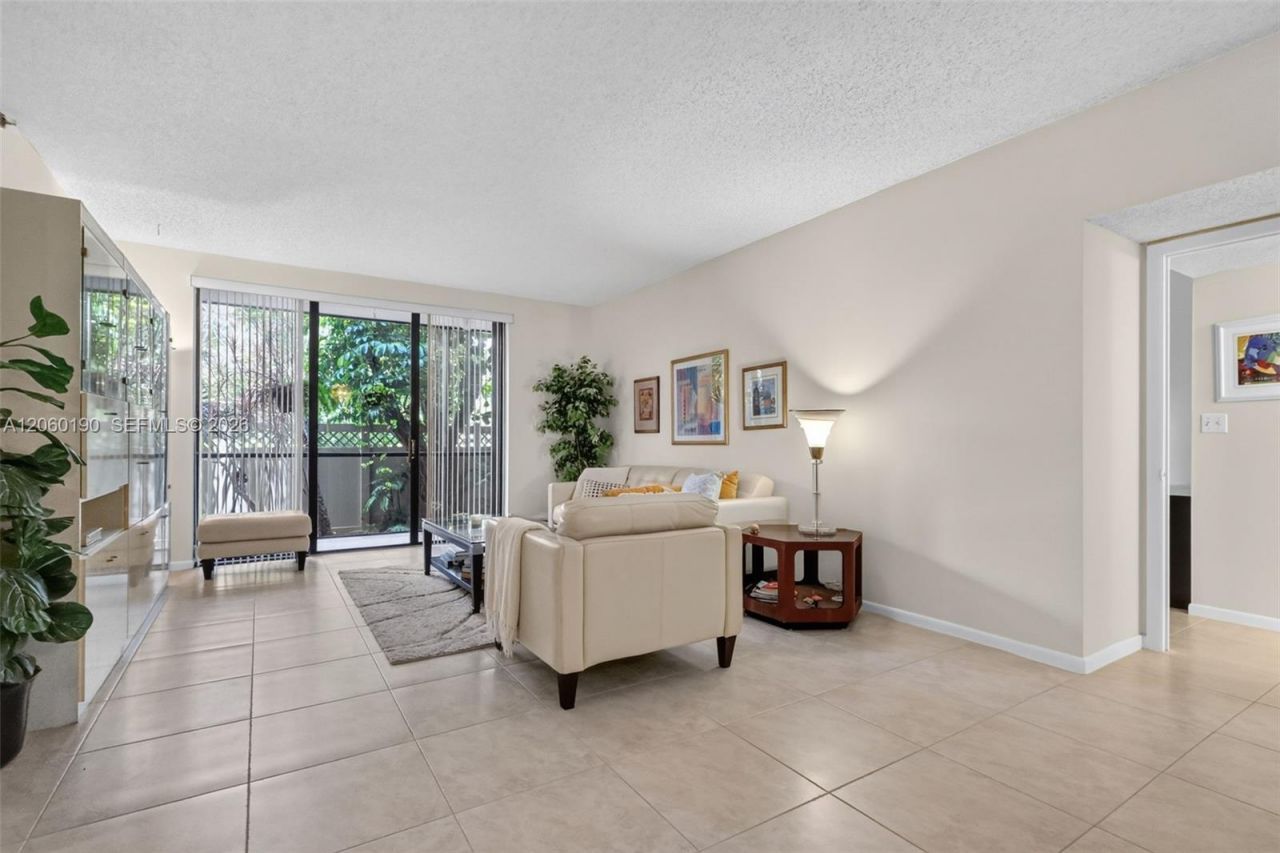 900 NE 195th St, Unit 109, Miami, FL 33179 Photo