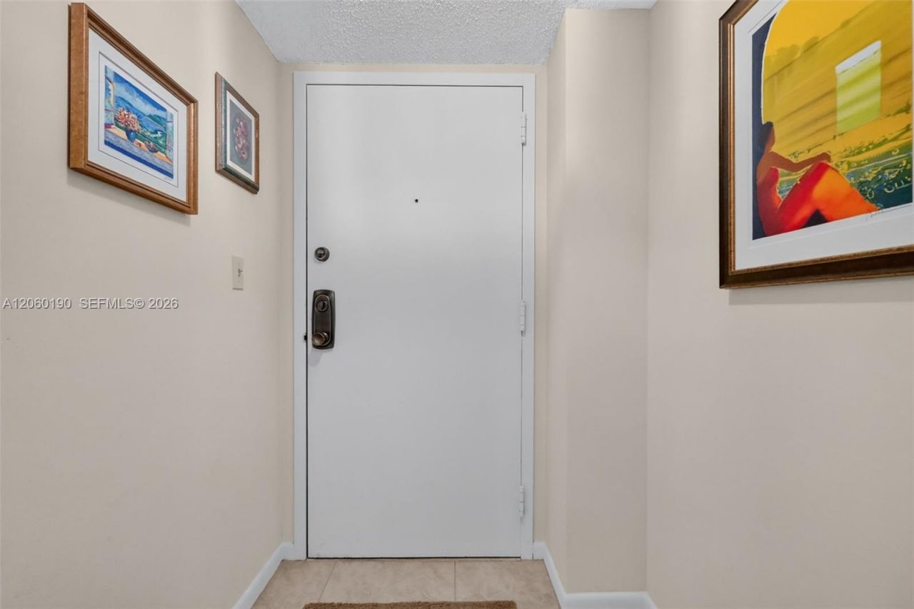 900 NE 195th St, Unit 109, Miami, FL 33179 Photo