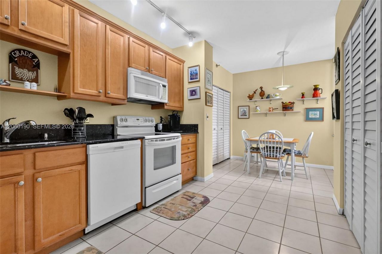 900 NE 195th St, Unit 109, Miami, FL 33179 Photo