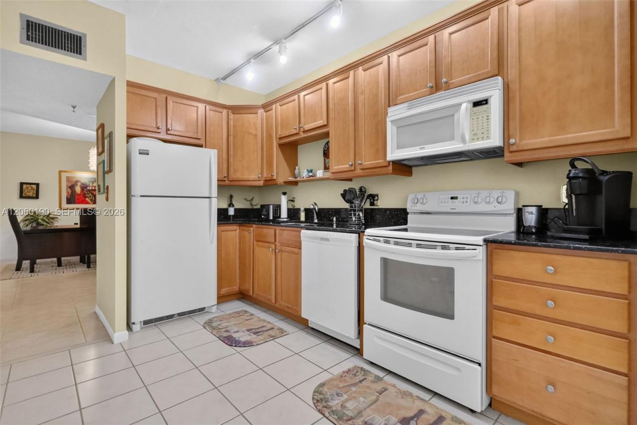 900 NE 195th St, Unit 109, Miami, FL 33179 Photo