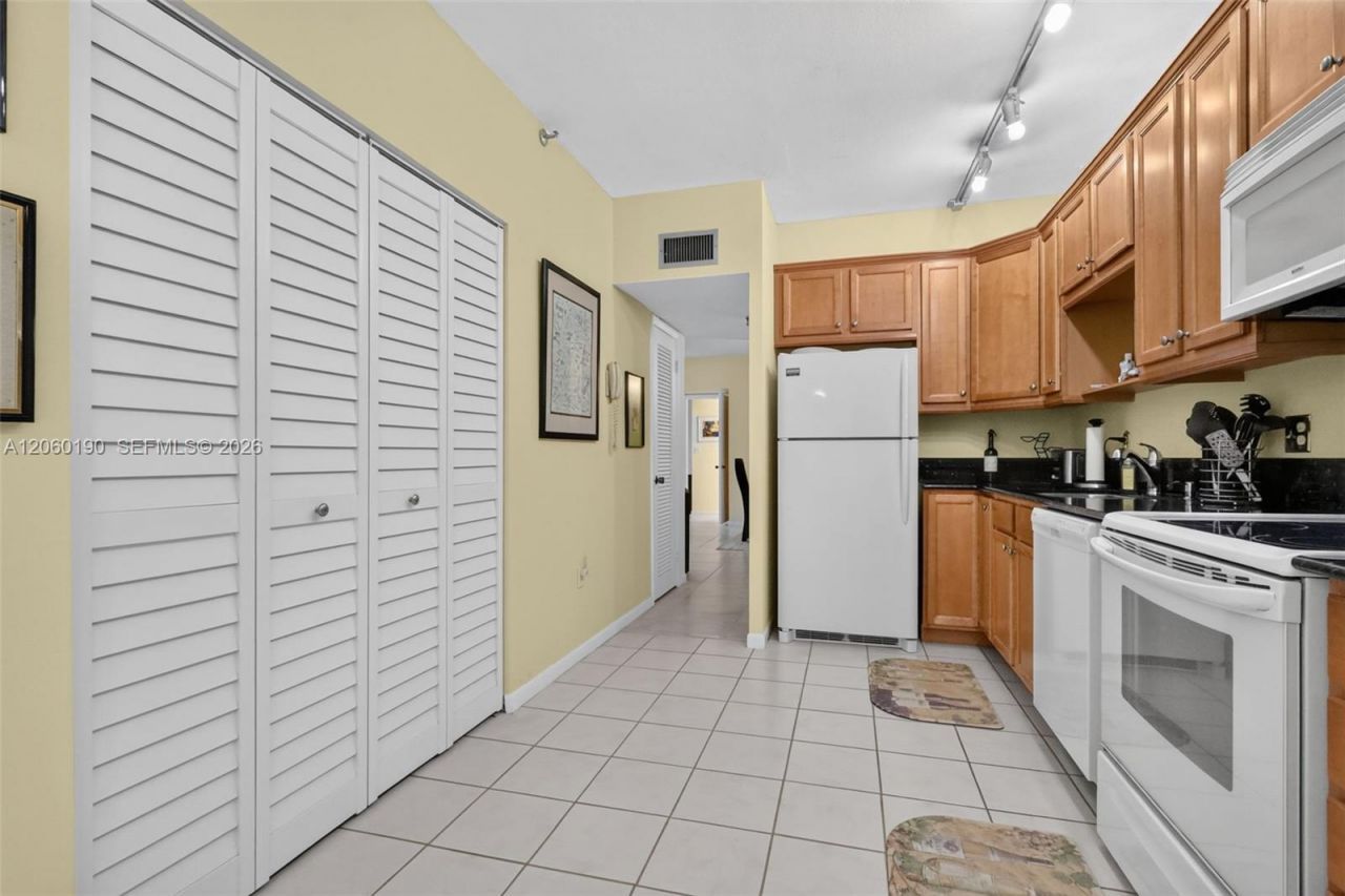 900 NE 195th St, Unit 109, Miami, FL 33179 Photo