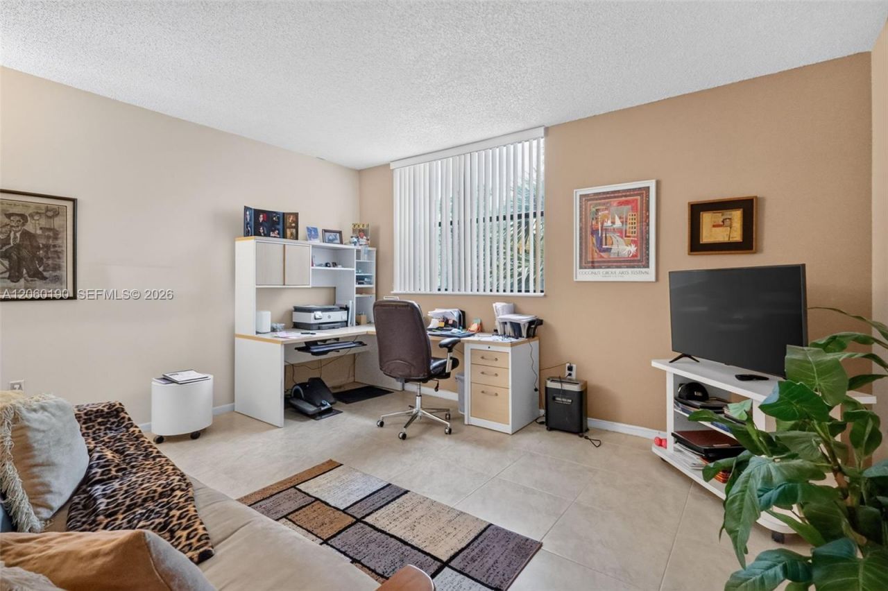 900 NE 195th St, Unit 109, Miami, FL 33179 Photo