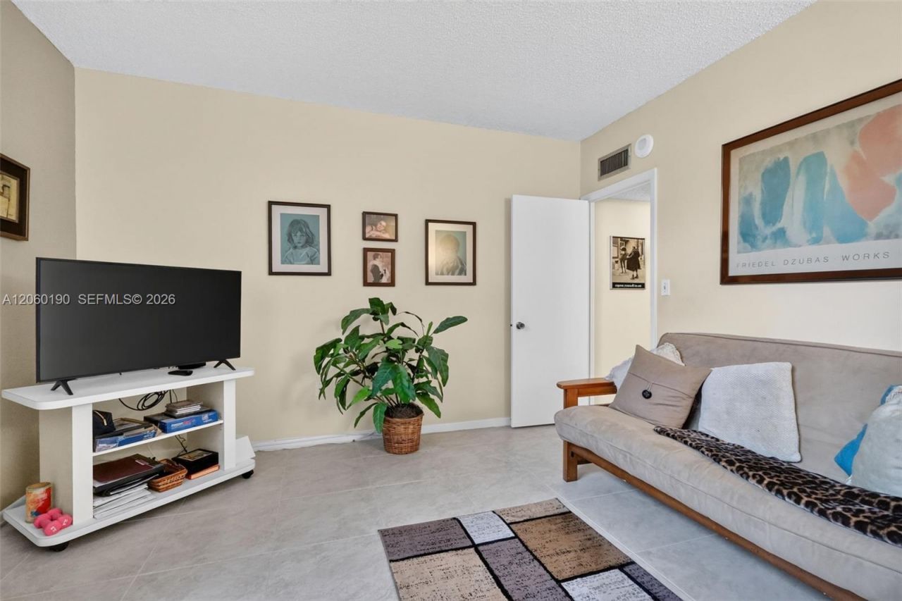 900 NE 195th St, Unit 109, Miami, FL 33179 Photo