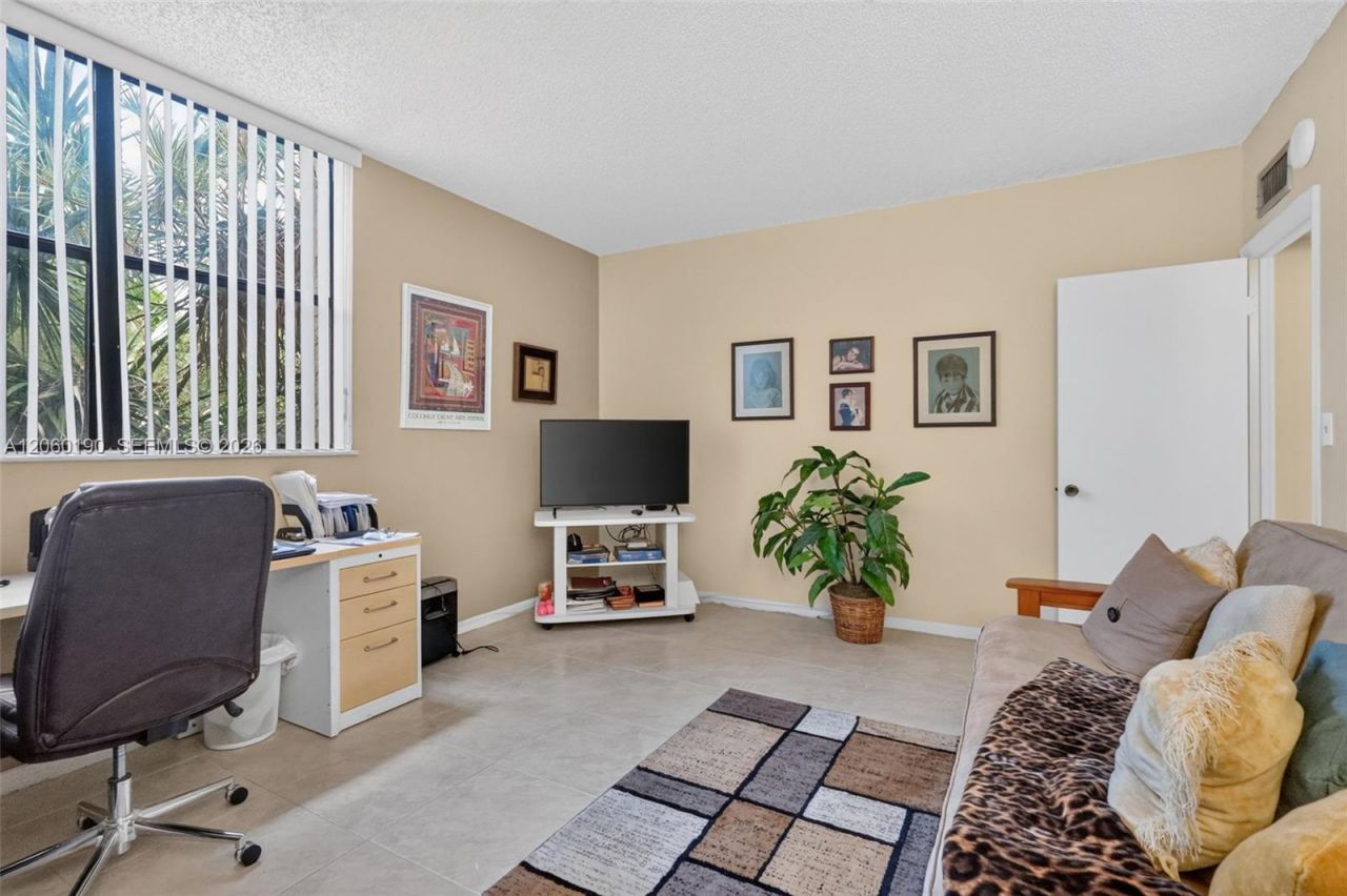 900 NE 195th St, Unit 109, Miami, FL 33179 Photo