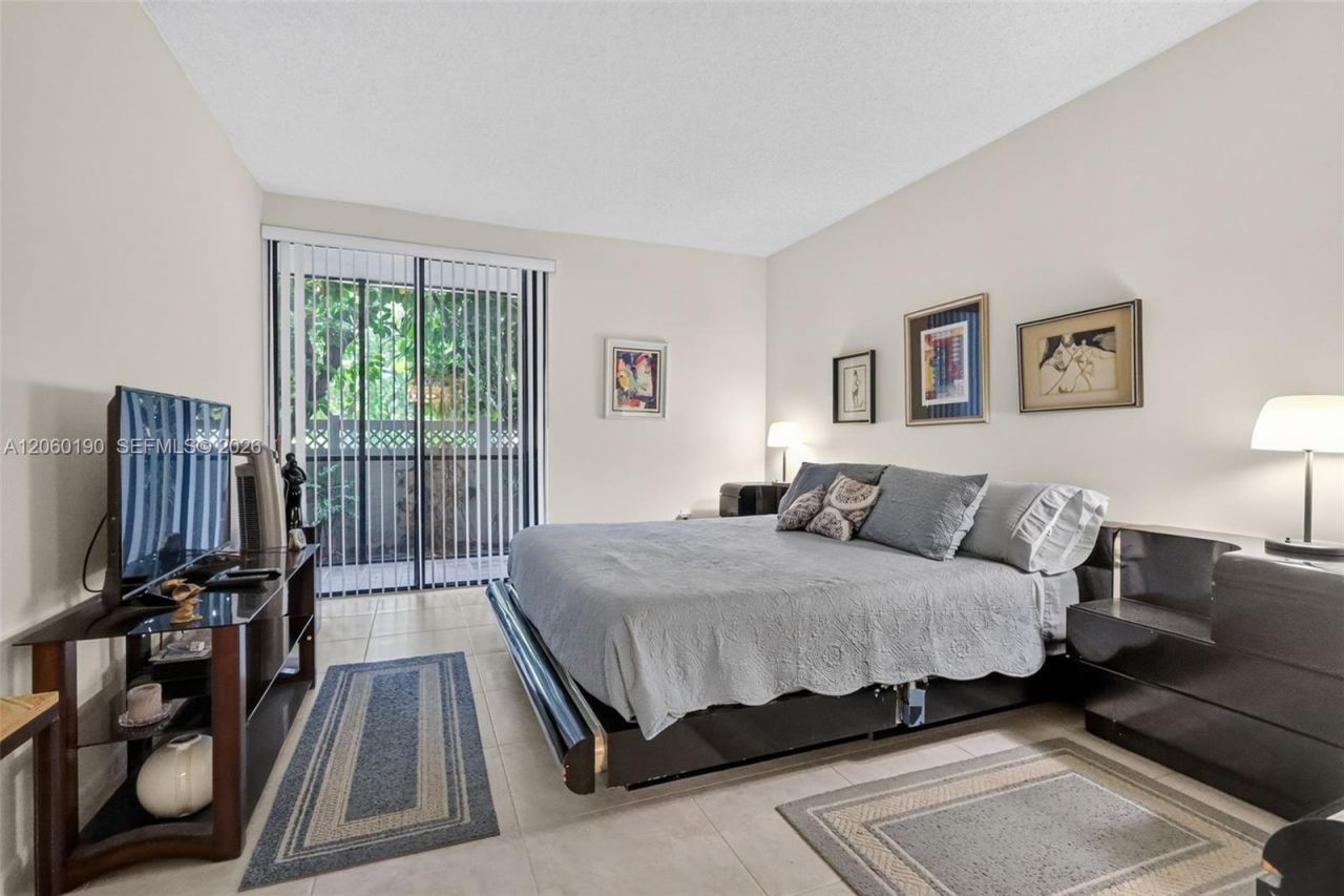 900 NE 195th St, Unit 109, Miami, FL 33179 Photo