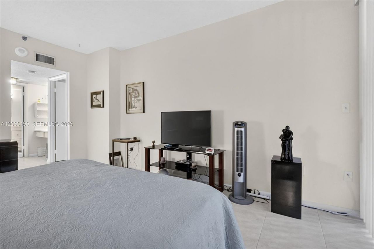 900 NE 195th St, Unit 109, Miami, FL 33179 Photo