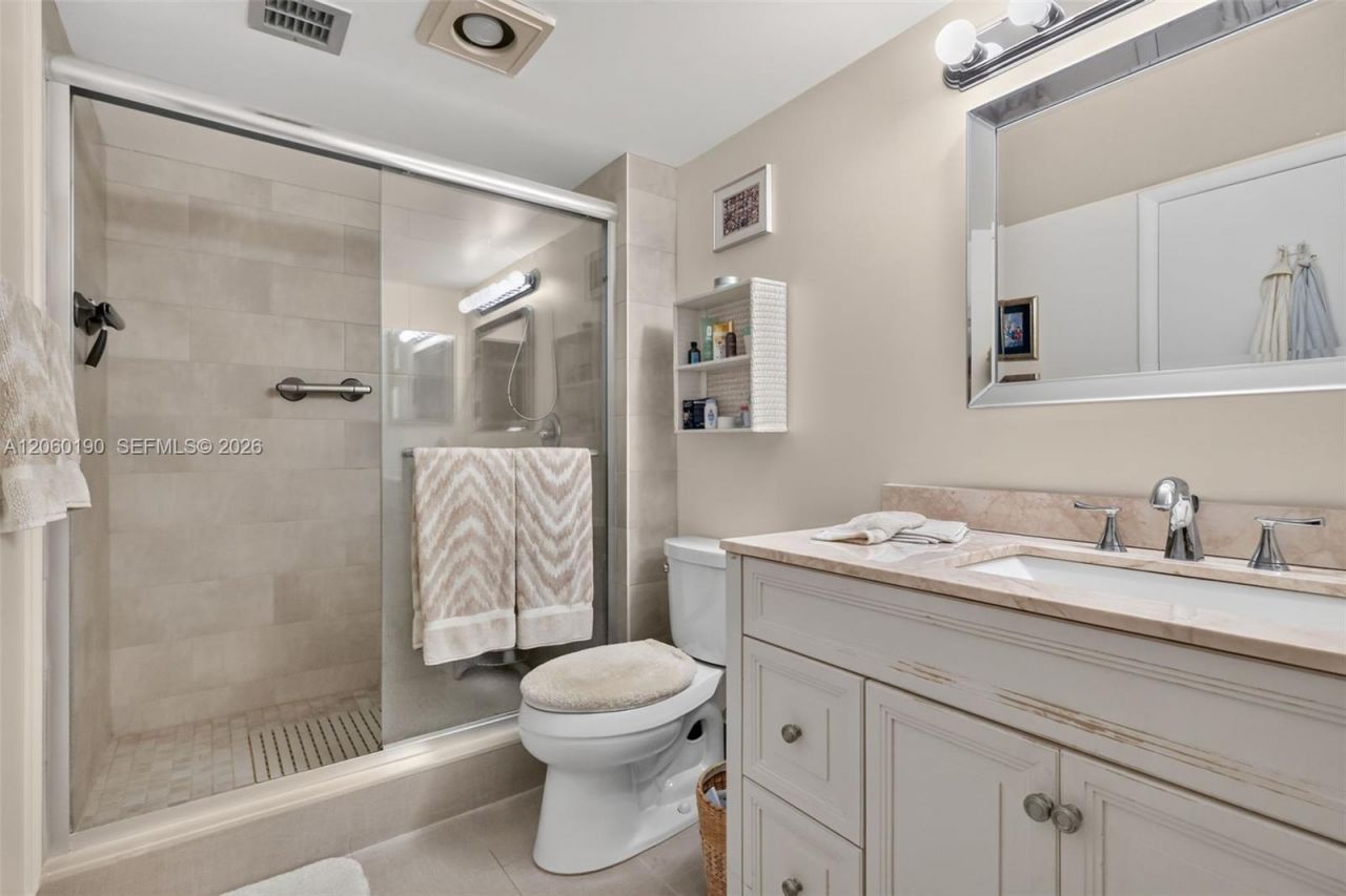 900 NE 195th St, Unit 109, Miami, FL 33179 Photo