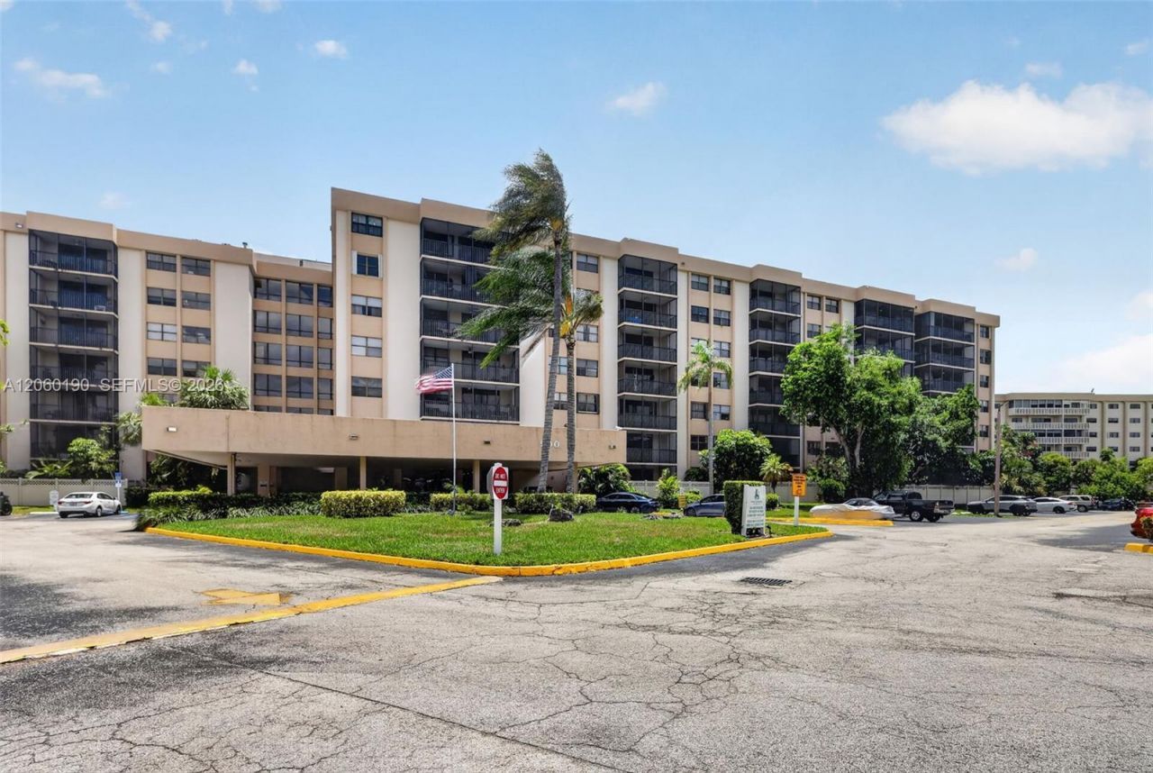 900 NE 195th St, Unit 109, Miami, FL 33179 Photo