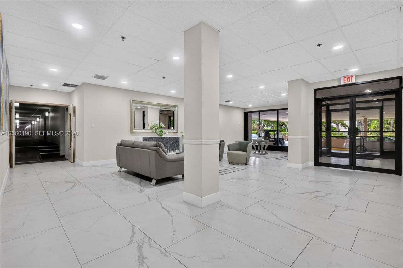 900 NE 195th St, Unit 109, Miami, FL 33179 Photo