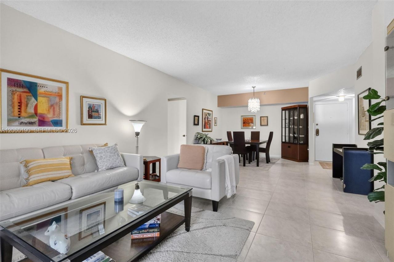 900 NE 195th St, Unit 109, Miami, FL 33179 Photo