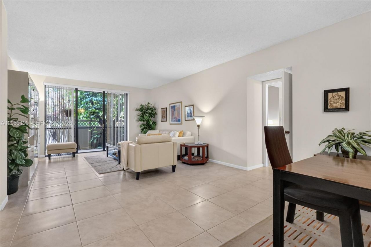 900 NE 195th St, Unit 109, Miami, FL 33179 Photo