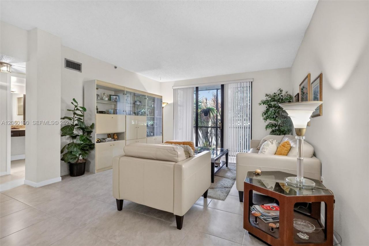 900 NE 195th St, Unit 109, Miami, FL 33179 Photo