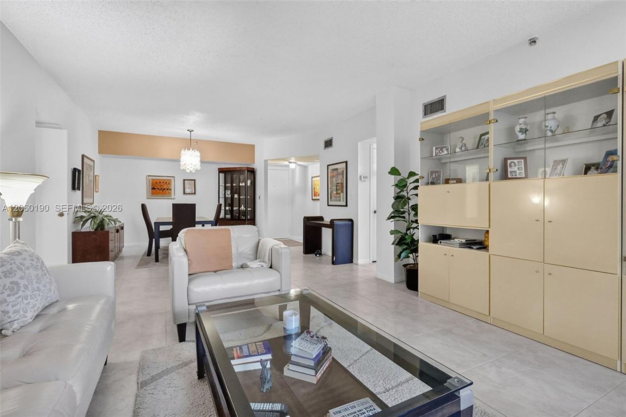 900 NE 195th St, Unit 109, Miami, FL 33179 Photo